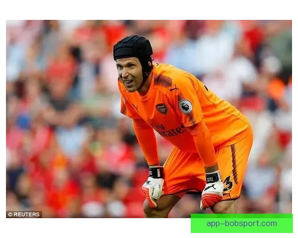 愿无大碍古德温倒地拼抢受压伤退场返回更衣室接受紧急治疗情况引关注